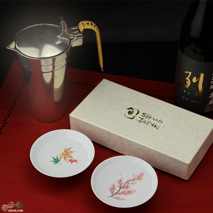 箱入】温感盃（白）桜・紅葉 春秋セット | 日本酒専門店 佐野屋 JIZAKE.COM